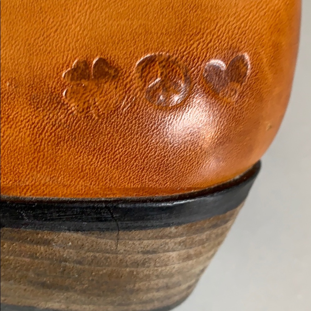 Shoes - Picture 2 of 7